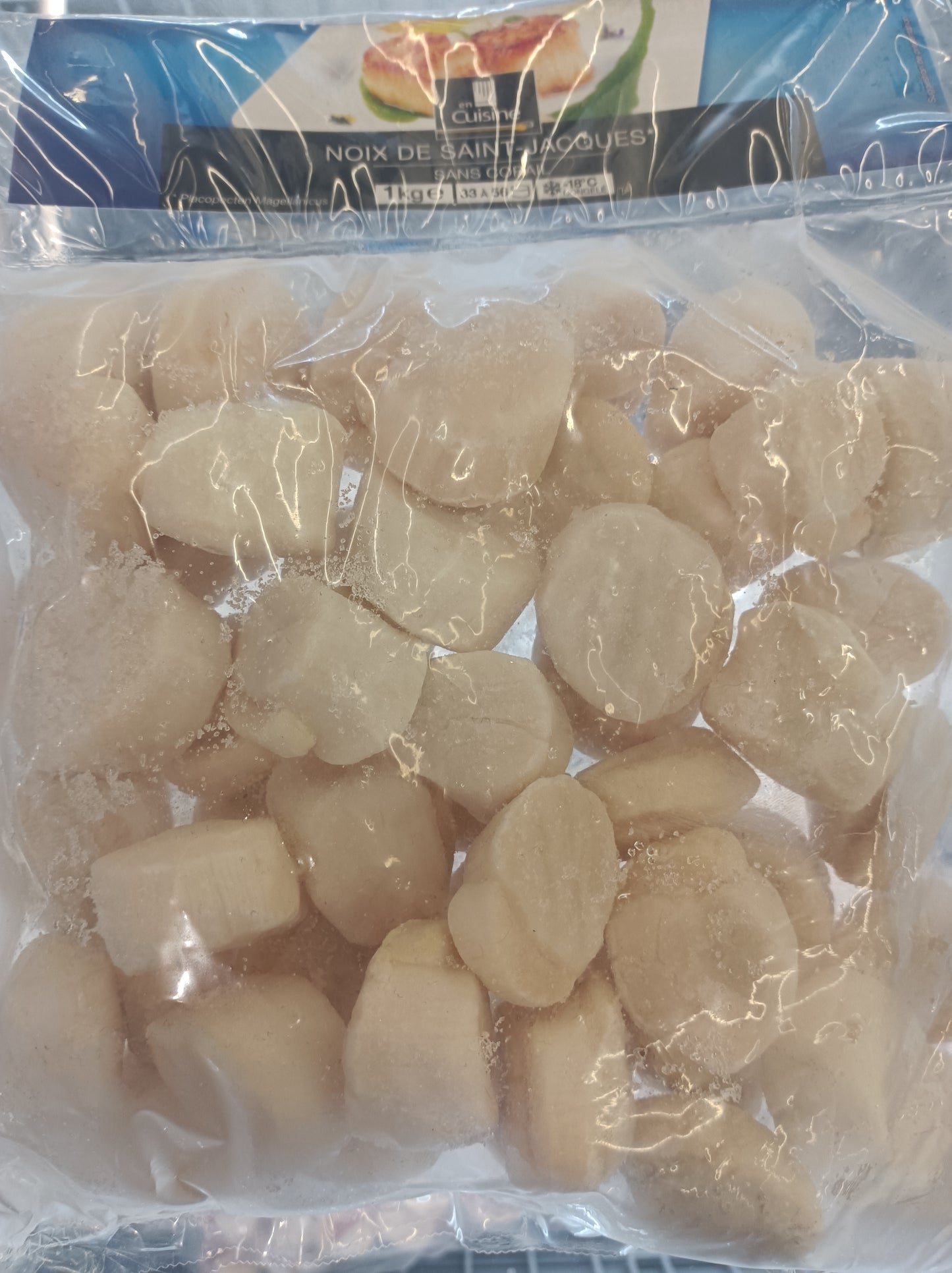 Noix de Saint-Jacques sans corail congelées 33/56 lot de 2 sachets de 1 kg EN CUISINE